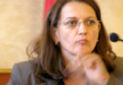 junge Frau mit Brille gestikulierend