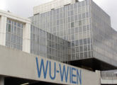 Wirtschaftsuniversit�t mit Schild "WU"