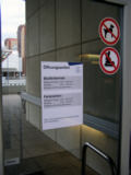 Wirtschaftsuniversit�t mit Schild "WU"